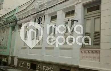 Imagem: A casa possui 5 Dormitórios, 3 Banheiros, 2 Vagas na garagem