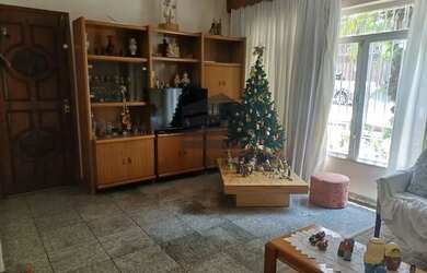 Imagem: A casa possui 4 Dormitórios, 4 Banheiros, 5 Vagas na garagem