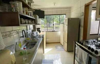 Imagem: A casa possui 3 Dormitórios, 2 Banheiros, 2 Vagas na garagem