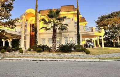 Imagem: A casa em condomínio possui 4 Dormitórios, 5 Banheiros, 5