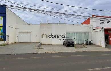 Imagem: O depósito possui 3 Vagas na garagem, 450m² de Área e está