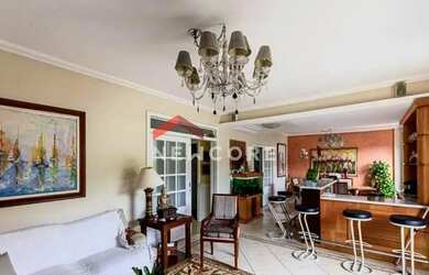 Imagem: A casa possui 4 Dormitórios, 3 Banheiros, 3 Vagas na garagem