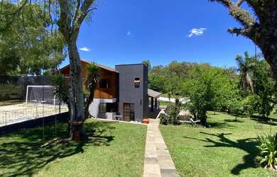 Imagem: A casa possui 3 Dormitórios, 4 Banheiros, 4 Vagas na garagem