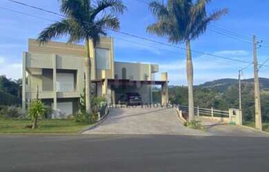 Imagem: A casa em condomínio possui 5 Dormitórios, 5 Banheiros, 4