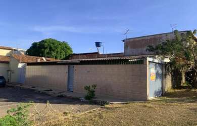 Imagem: A casa possui 4 Dormitórios, 1 Banheiro, 3 Vagas na garagem