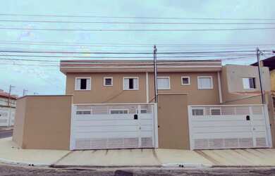 Imagem: A casa possui 2 Dormitórios, 2 Banheiros, 2 Vagas na garagem