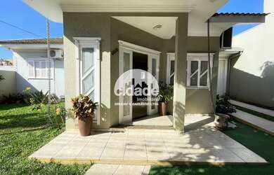 Imagem: A casa possui 4 Dormitórios, 2 Banheiros, 2 Vagas na garagem