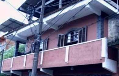 Imagem: A casa possui 3 Dormitórios, 2 Banheiros, 1 Vaga na garagem