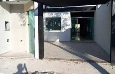 Imagem: A casa possui 2 Dormitórios, 1 Banheiro, 2 Vagas na garagem