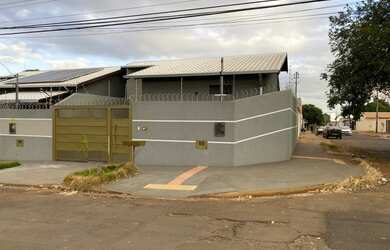 Imagem: A casa possui 3 Dormitórios, 1 Banheiro, 60m² de Área e
