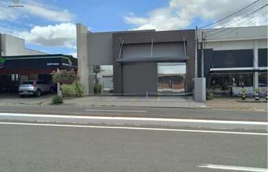 Imagem: O depósito possui 3 Vagas na garagem, 200m² de Área e está