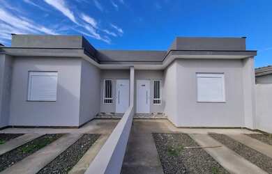 Imagem: A casa possui 2 Dormitórios, 1 Banheiro, 1 Vaga na garagem