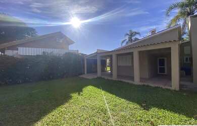 Imagem: A casa possui 2 Dormitórios, 1 Banheiro, 3 Vagas na garagem