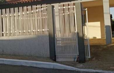 Imagem: A casa em condomínio possui 5 Dormitórios, 5 Banheiros e 300m²