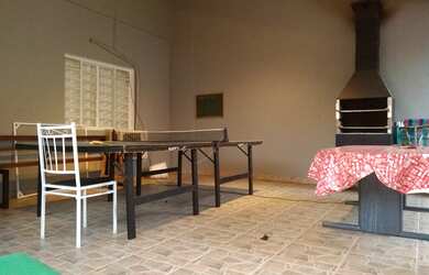 Imagem: A casa possui 3 Dormitórios, 3 Banheiros, 4 Vagas na garagem