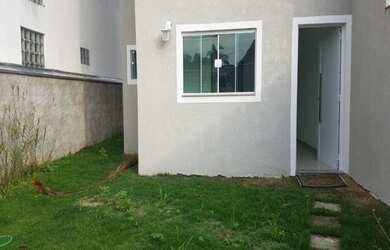 Imagem: A casa possui 2 Dormitórios, 2 Banheiros, 2 Vagas na garagem