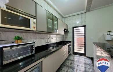 Imagem: A casa possui 3 Dormitórios, 3 Banheiros, 3 Vagas na garagem