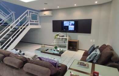 Imagem: A casa possui 4 Dormitórios, 4 Banheiros, 5 Vagas na garagem