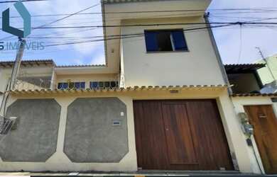 Imagem: A casa possui 3 Dormitórios, 2 Banheiros, 3 Vagas na garagem