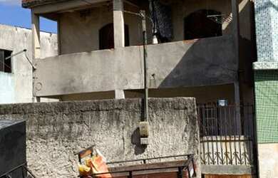 Imagem: A casa possui 3 Dormitórios, 2 Banheiros, 5 Vagas na garagem