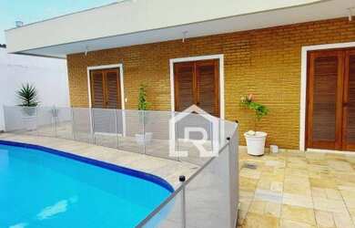 Imagem: A casa possui 4 Dormitórios, 5 Banheiros, 4 Vagas na garagem