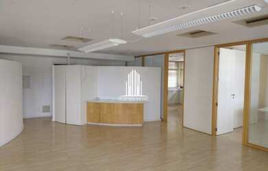 Imagem: O depósito possui 2 Vagas na garagem, 130m² de Área e está