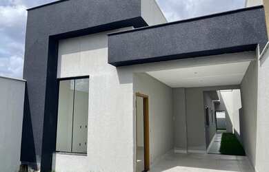 Imagem: A casa possui 3 Dormitórios, 2 Banheiros, 2 Vagas na garagem