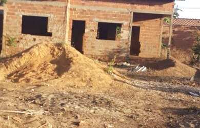 Imagem: A casa possui 3 Dormitórios, 2 Banheiros e 300m² de Área