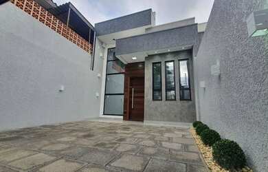 Imagem: A casa possui 3 Dormitórios, 2 Banheiros, 2 Vagas na garagem