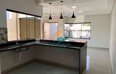 Imagem: A casa possui 3 Dormitórios, 2 Banheiros, 5 Vagas na garagem