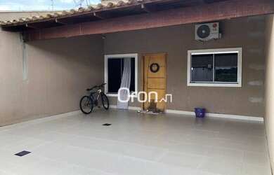 Imagem: A casa possui 3 Dormitórios, 2 Banheiros, 2 Vagas na garagem