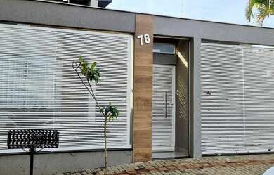 Imagem: A casa possui 3 Dormitórios, 3 Banheiros, 2 Vagas na garagem