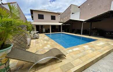 Imagem: A casa possui 4 Dormitórios, 4 Banheiros, 3 Vagas na garagem