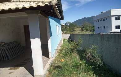 Imagem: A casa possui 3 Dormitórios, 2 Banheiros, 2 Vagas na garagem