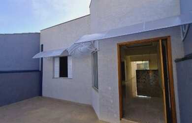 Imagem: A casa possui 3 Dormitórios, 2 Banheiros, 2 Vagas na garagem