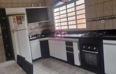 Imagem: A casa possui 3 Dormitórios, 2 Banheiros, 4 Vagas na garagem