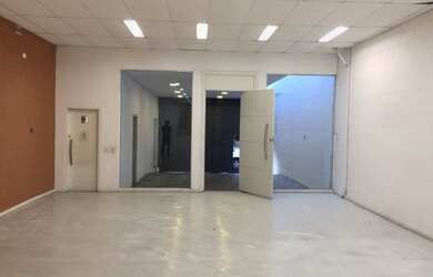 Imagem: O depósito e possui 2 Vagas na garagem, 350-0m² de Área está