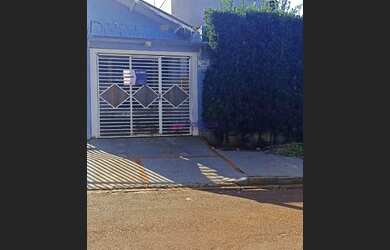 Imagem: A casa possui 2 Dormitórios, 2 Banheiros, 1 Vaga na garagem