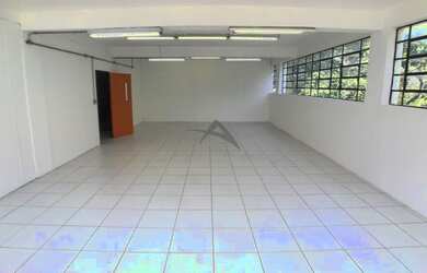 Imagem: O depósito possui 5 Vagas na garagem, 2.225m² de Área e