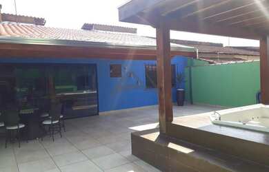 Imagem: A casa possui 4 Dormitórios, 3 Banheiros, 3 Vagas na garagem