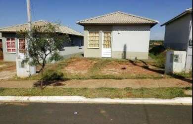 Imagem: A casa possui 2 Dormitórios, 1 Banheiro, 1 Vaga na garagem