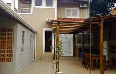 Imagem: A casa possui 4 Dormitórios, 5 Banheiros, 2 Vagas na garagem