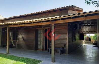 Imagem: A casa possui 3 Dormitórios, 2 Banheiros, 2 Vagas na garagem