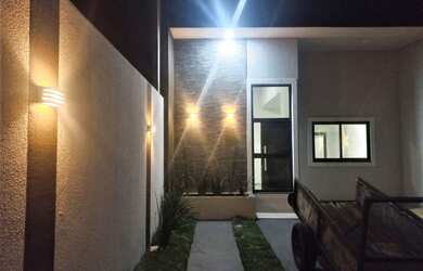 Imagem: A casa possui 3 Dormitórios, 1 Banheiro, 2 Vagas na garagem