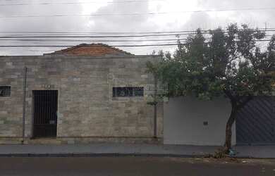 Imagem: A casa possui 2 Dormitórios, 2 Banheiros, 2 Vagas na garagem