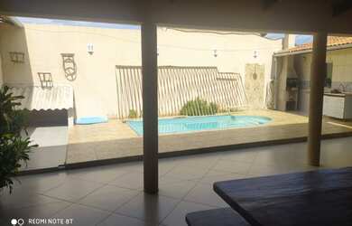 Imagem: A casa possui 3 Dormitórios, 3 Banheiros, 3 Vagas na garagem