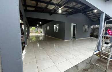 Imagem: A casa possui 3 Dormitórios, 2 Banheiros e 3 Vagas na garagem