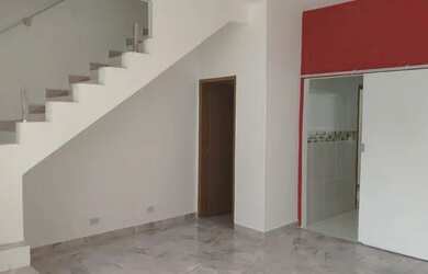 Imagem: A casa possui 2 Dormitórios, 2 Banheiros, 2 Vagas na garagem