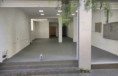 Imagem: O depósito possui 1 Vaga na garagem, 270m² de Área e está