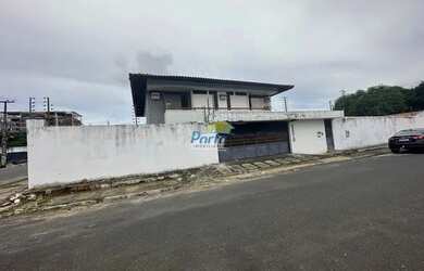 Imagem: A casa possui 3 Dormitórios, 4 Banheiros, 2 Vagas na garagem